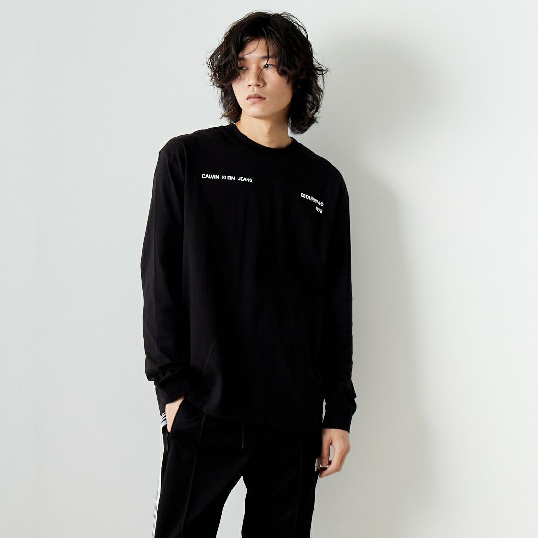 Calvin Klein Jeans [カルバンクライン ジーンズ] SPRAY BOX ロングスリーブTシャツ [J30J324642] BEH &&モデル身長：182cm 着用サイズ：L&&