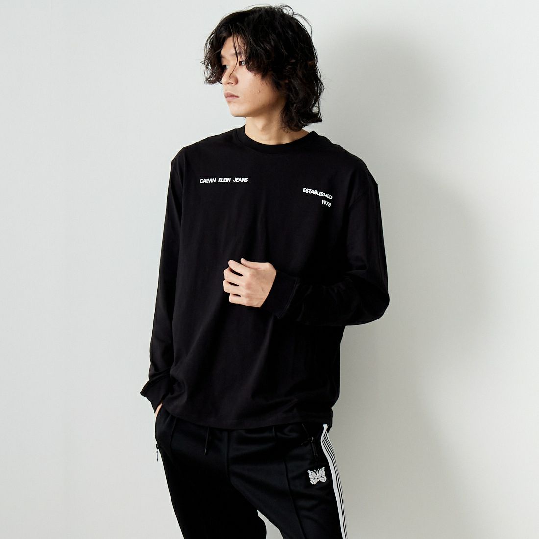 Calvin Klein Jeans [カルバンクライン ジーンズ] SPRAY BOX ロングスリーブTシャツ [J30J324642] BEH &&モデル身長：182cm 着用サイズ：L&&