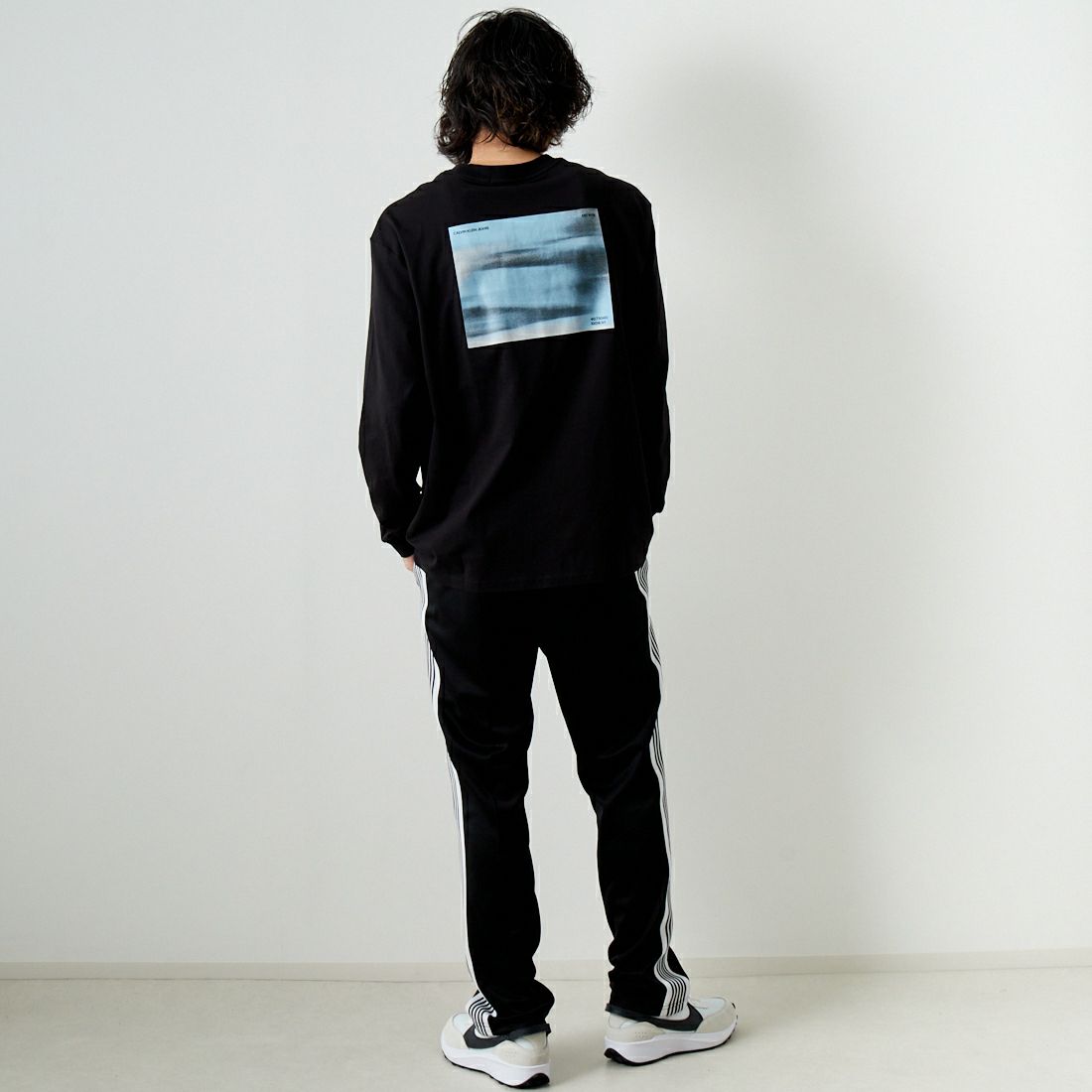 Calvin Klein Jeans [カルバンクライン ジーンズ] SPRAY BOX ロングスリーブTシャツ [J30J324642] BEH &&モデル身長：182cm 着用サイズ：L&&
