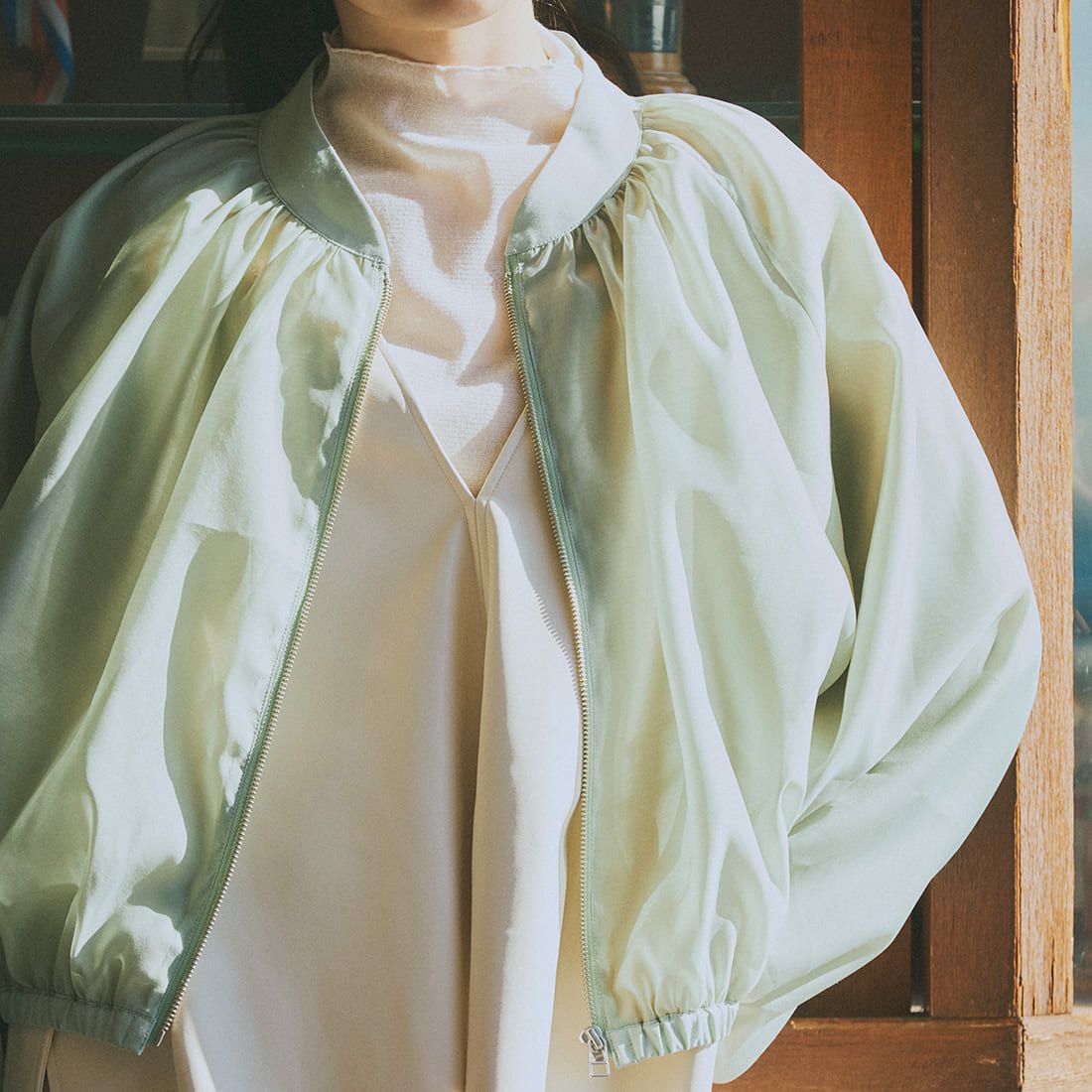 Jeans Factory Clothes [ジーンズファクトリークローズ] ハイネック シアーラメTシャツ [21241057] 031 ｵﾌ &&モデル身長：165cm 着用サイズ：F&&