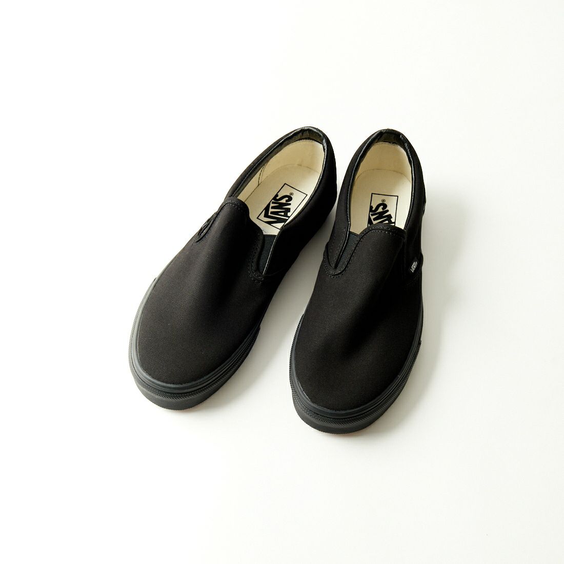 VANS [バンズ] クラシックスリッポン [VN000EYEBKA] BLACK/BLAC