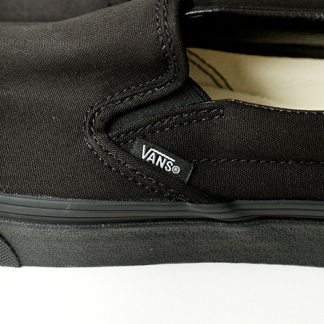 VANS [バンズ] クラシックスリッポン [VN000EYEBKA] BLACK/BLAC
