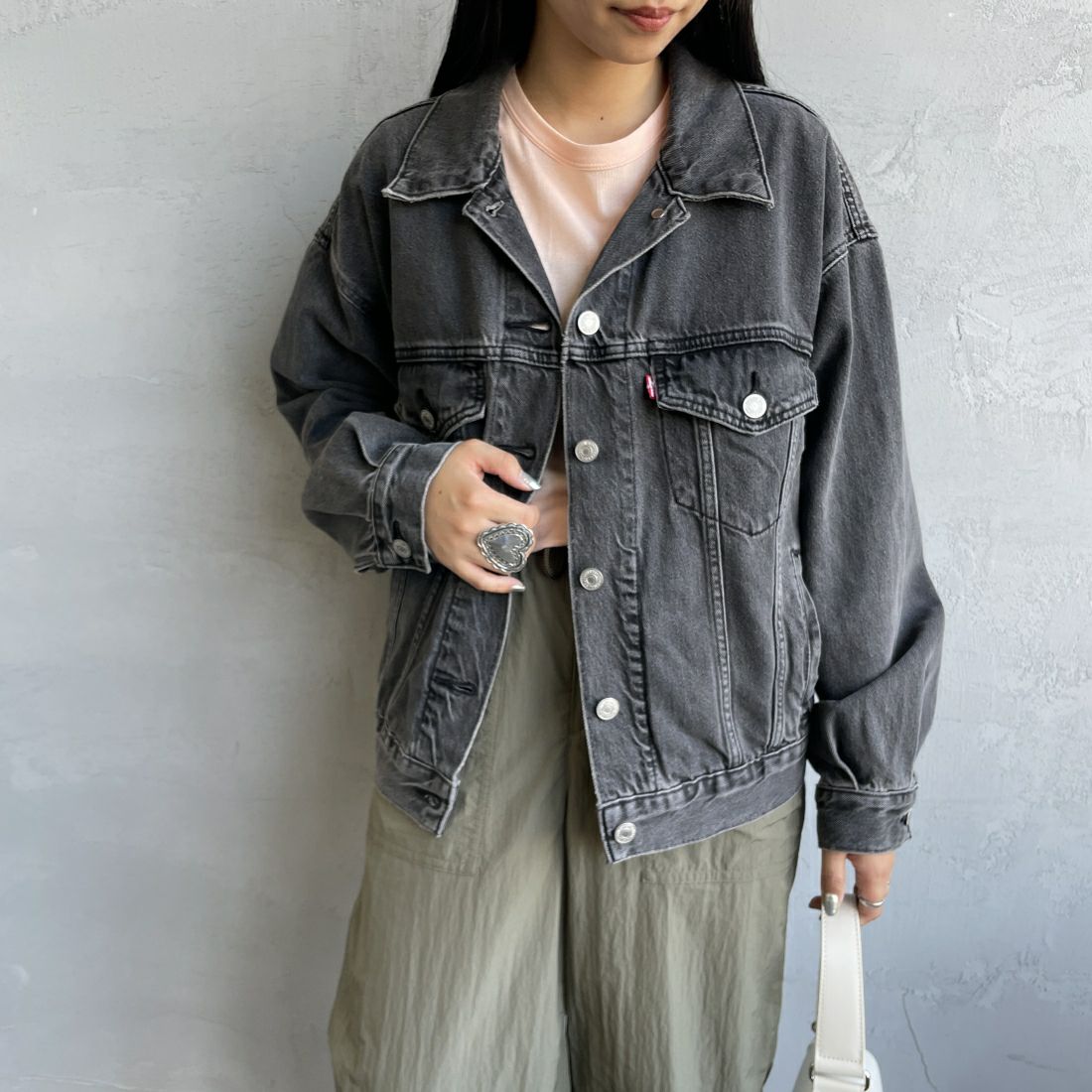 LEVI'S [リーバイス] 90S TRUCKER デニムジャケット [A1743-00]00 BE KIND &&モデル身長：156cm 着用サイズ：S&&