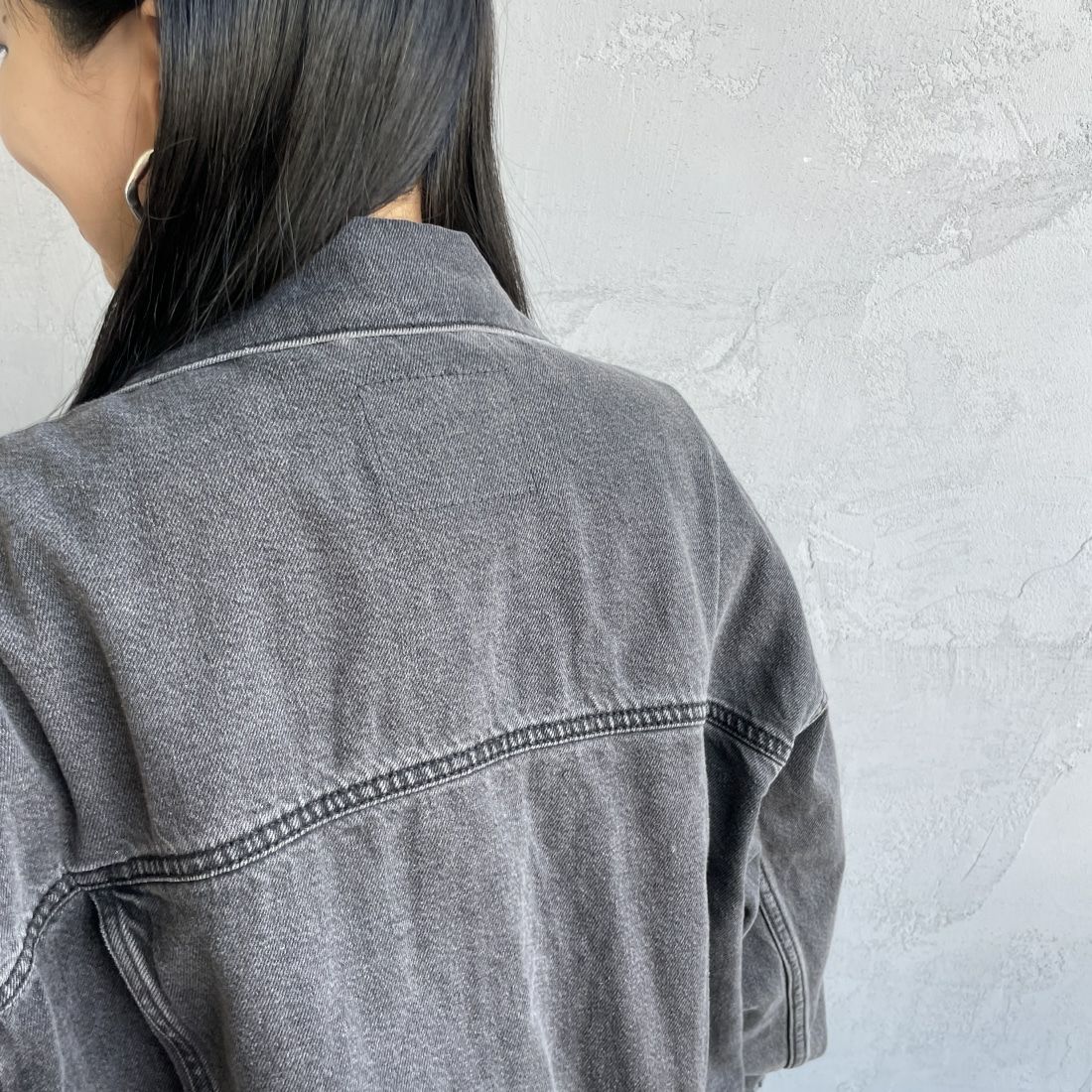 LEVI'S [リーバイス] 90S TRUCKER デニムジャケット [A1743-00]00 BE KIND &&モデル身長：156cm 着用サイズ：S&&