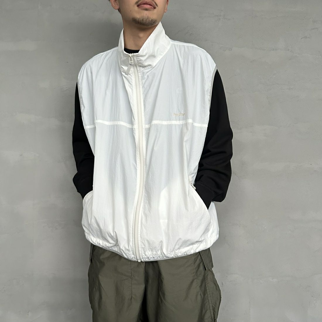 frostline [フロストライン] 別注 ナイロンベスト [FL6-VT-IN4-JF] OFF WHITE &&モデル身長：168cm 着用サイズ：L&&