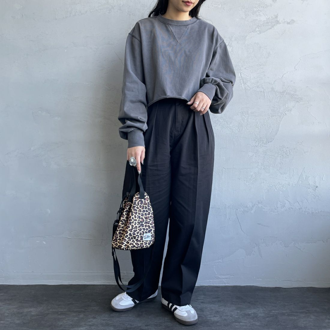 SCREEN STARS [スクリーンスターズ] 別注 ショートピグメントTシャツ [2421-208IN-JF] BLACK &&モデル身長：156cm 着用サイズ：F&&
