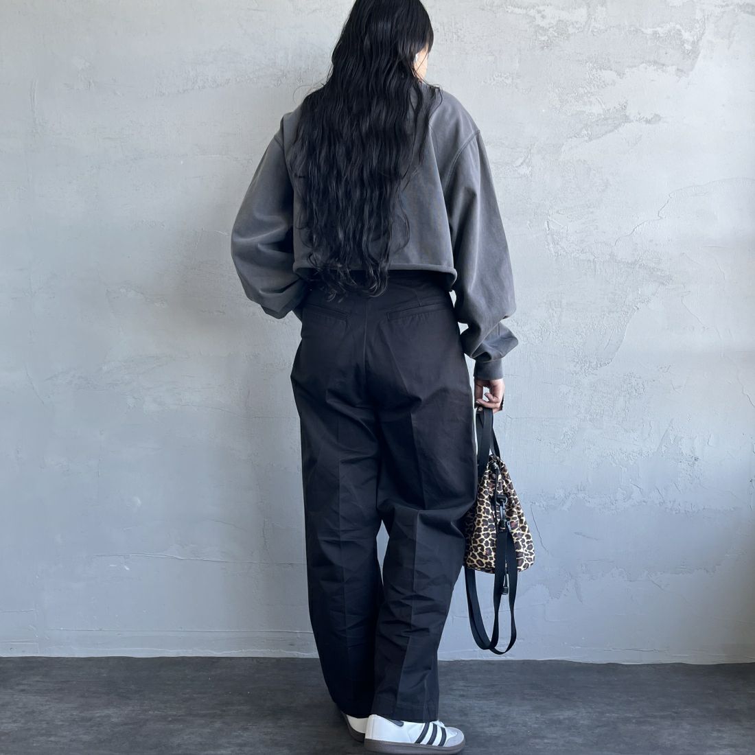SCREEN STARS [スクリーンスターズ] 別注 ショートピグメントTシャツ [2421-208IN-JF] BLACK &&モデル身長：156cm 着用サイズ：F&&