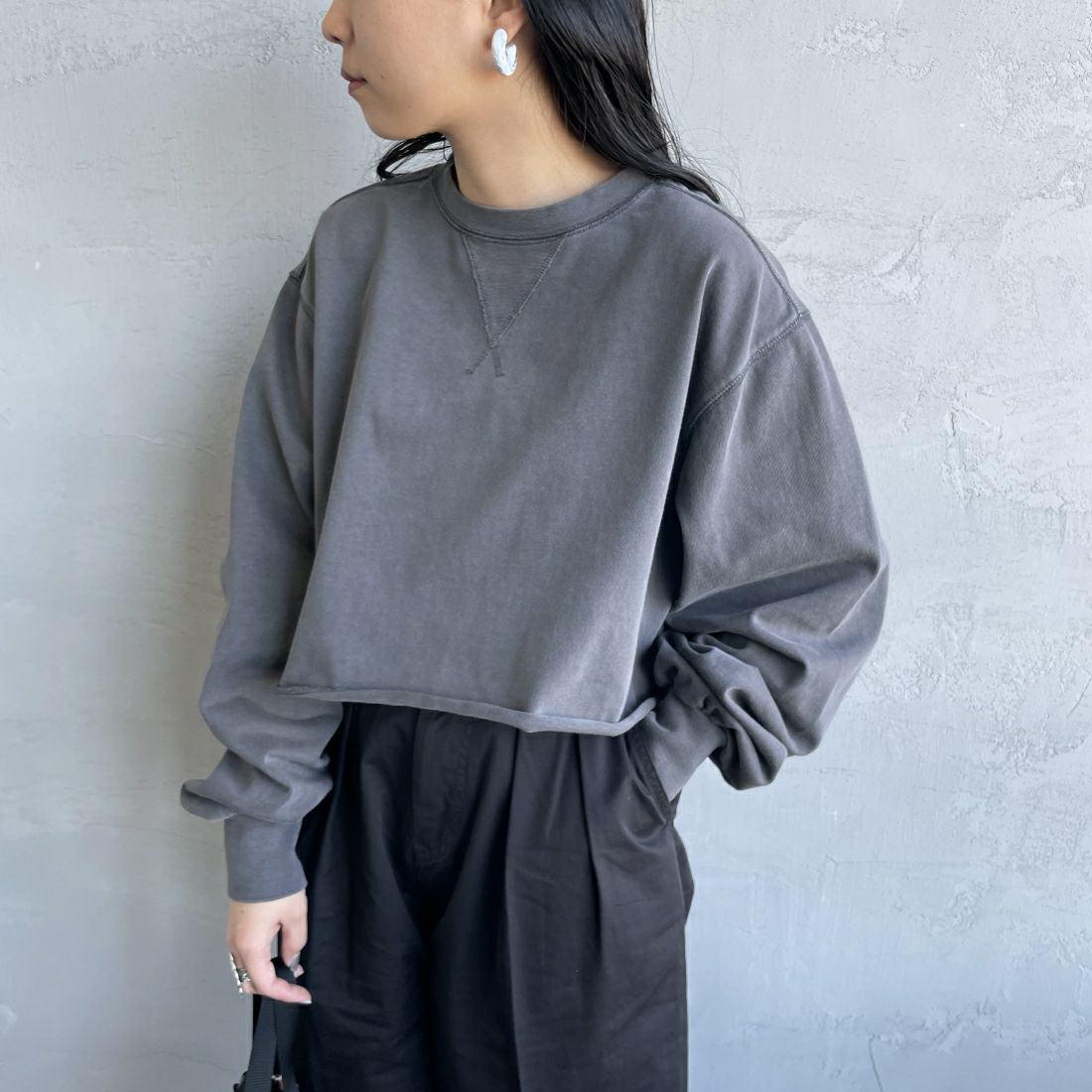 SCREEN STARS [スクリーンスターズ] 別注 ショートピグメントTシャツ [2421-208IN-JF] BLACK &&モデル身長：156cm 着用サイズ：F&&