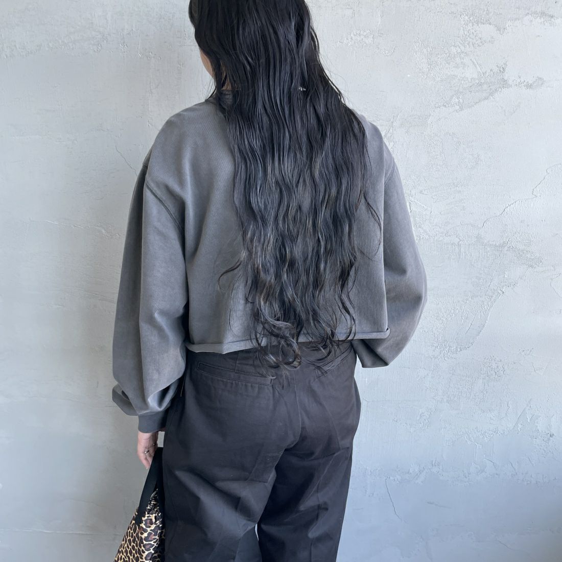 SCREEN STARS [スクリーンスターズ] 別注 ショートピグメントTシャツ [2421-208IN-JF] BLACK &&モデル身長：156cm 着用サイズ：F&&