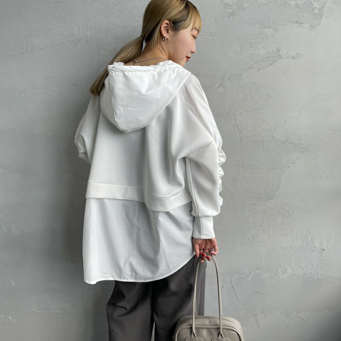 Jeans Factory Clothes [ジーンズファクトリークローズ] 異素材切り替え ボンディングパーカー [21241059] 031 ｵﾌ &&モデル身長：156cm 着用サイズ：F&&