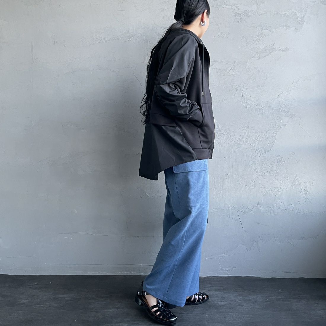 Jeans Factory Clothes [ジーンズファクトリークローズ] 異素材切り替え ボンディングパーカー [21241059] 004 ﾌﾞﾗｯｸ &&モデル身長：156cm 着用サイズ：F&&