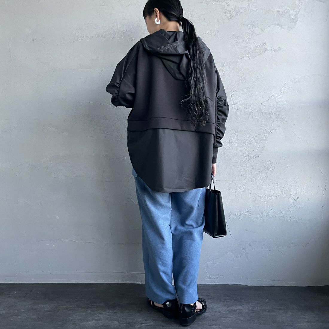 Jeans Factory Clothes [ジーンズファクトリークローズ] 異素材切り替え ボンディングパーカー [21241059] 004 ﾌﾞﾗｯｸ &&モデル身長：156cm 着用サイズ：F&&