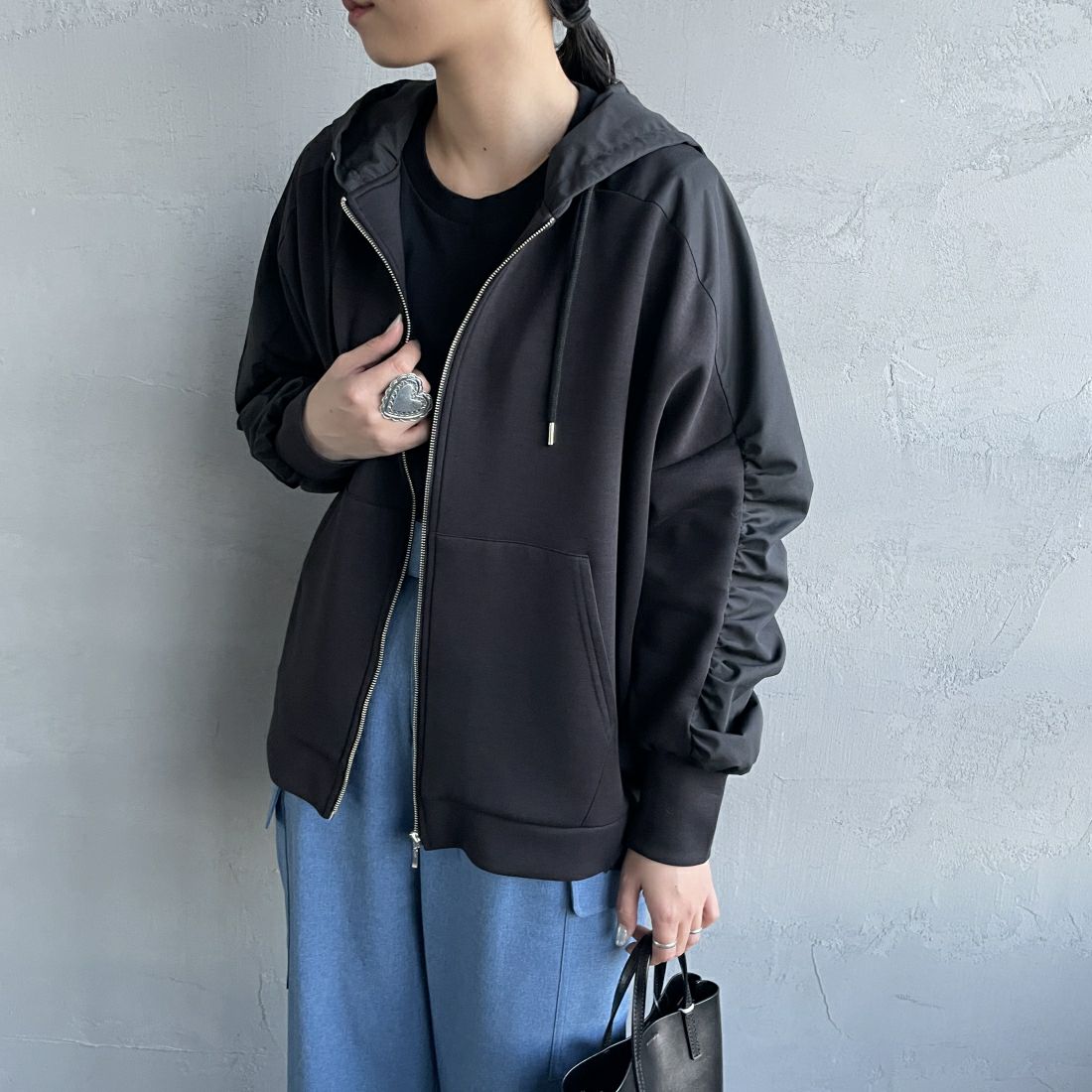 Jeans Factory Clothes [ジーンズファクトリークローズ] 異素材切り替え ボンディングパーカー [21241059] 004 ﾌﾞﾗｯｸ &&モデル身長：156cm 着用サイズ：F&&