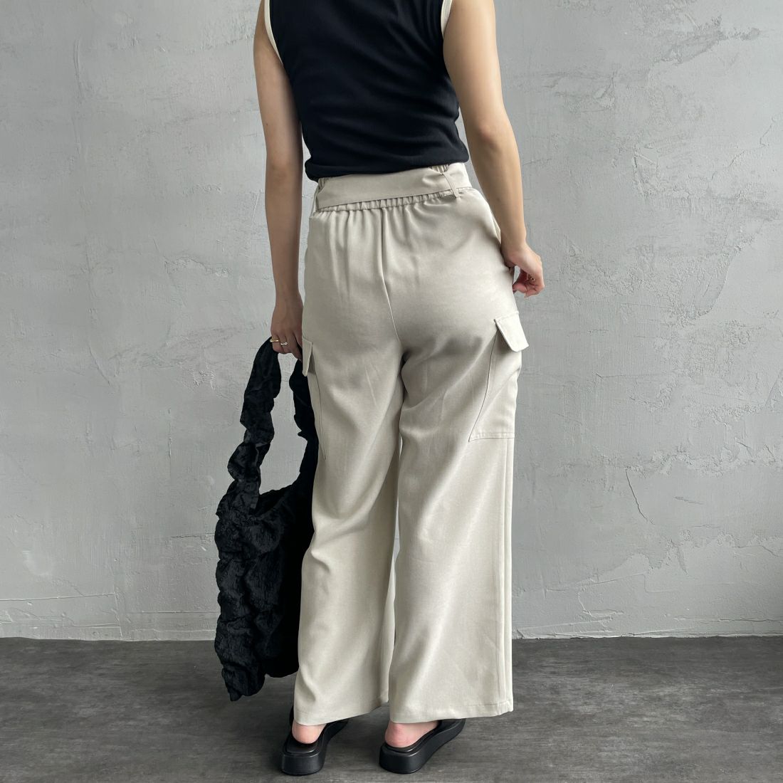 Jeans Factory Clothes [ジーンズファクトリークローズ] ベルト付き サイドカーゴポケットワイドパンツ [21241060] 032 ｴｸﾘｭ &&モデル身長：163cm 着用サイズ：36&&