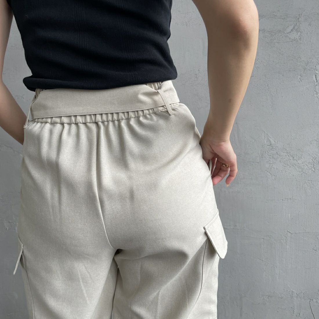 Jeans Factory Clothes [ジーンズファクトリークローズ] ベルト付き サイドカーゴポケットワイドパンツ [21241060] 032 ｴｸﾘｭ &&モデル身長：163cm 着用サイズ：36&&