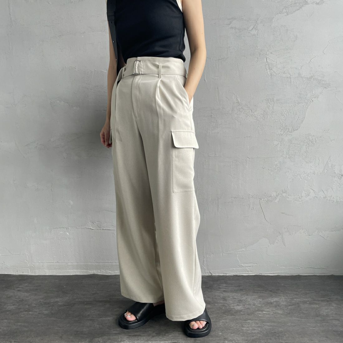 Jeans Factory Clothes [ジーンズファクトリークローズ] ベルト付き サイドカーゴポケットワイドパンツ [21241060] 032 ｴｸﾘｭ &&モデル身長：163cm 着用サイズ：38&&