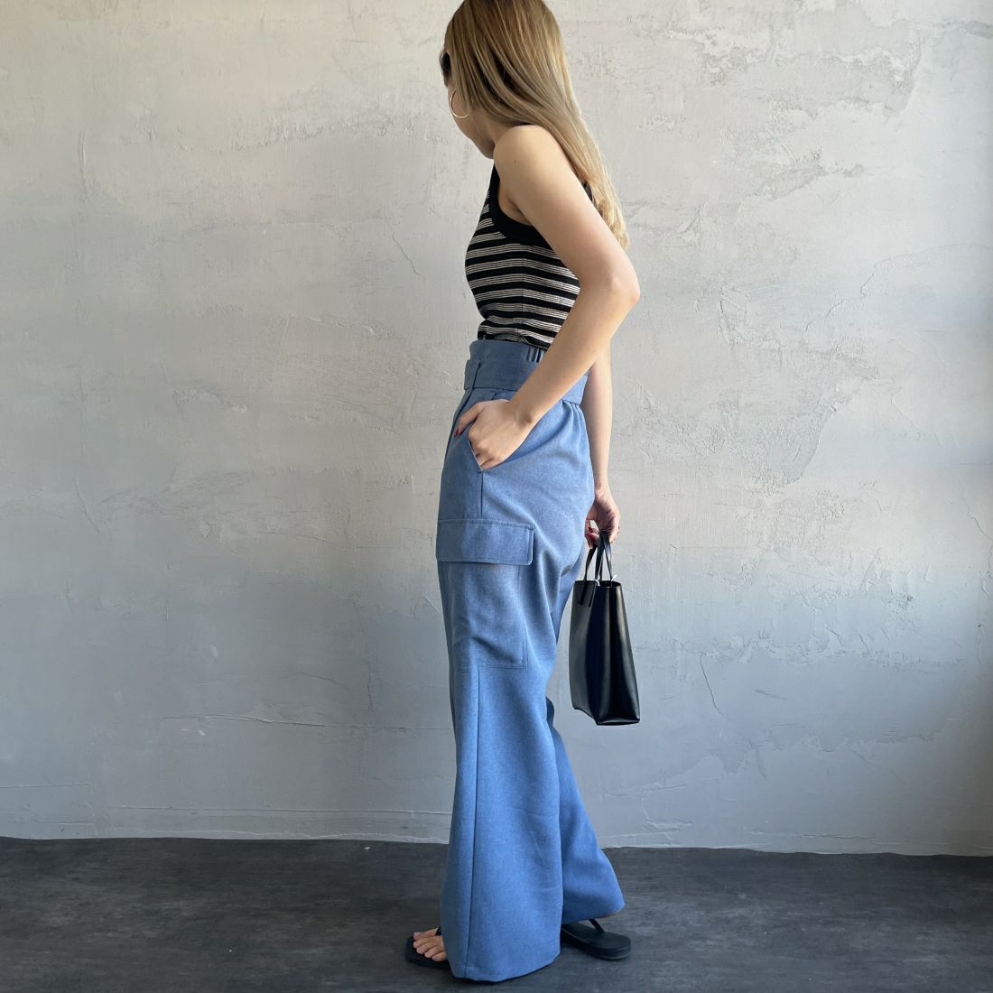 Jeans Factory Clothes [ジーンズファクトリークローズ] ベルト付き サイドカーゴポケットワイドパンツ [21241060] 070 ﾌﾞﾙｰ &&モデル身長：156cm 着用サイズ：36&&