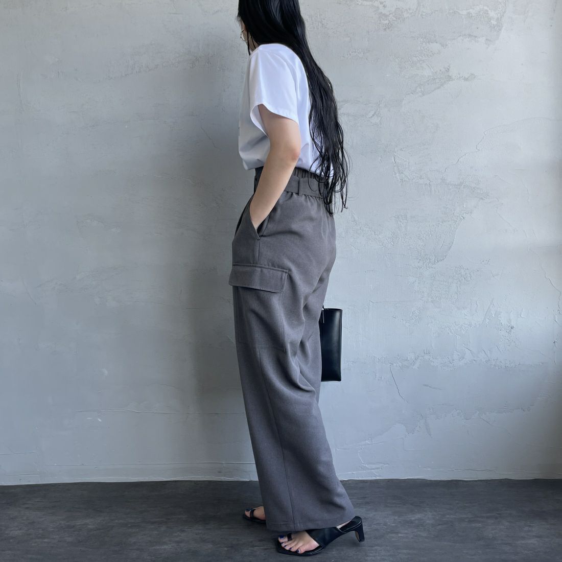 Jeans Factory Clothes [ジーンズファクトリークローズ] ベルト付き サイドカーゴポケットワイドパンツ [21241060] 003 ﾁｬｺｰﾙ &&モデル身長：156cm 着用サイズ：38&&