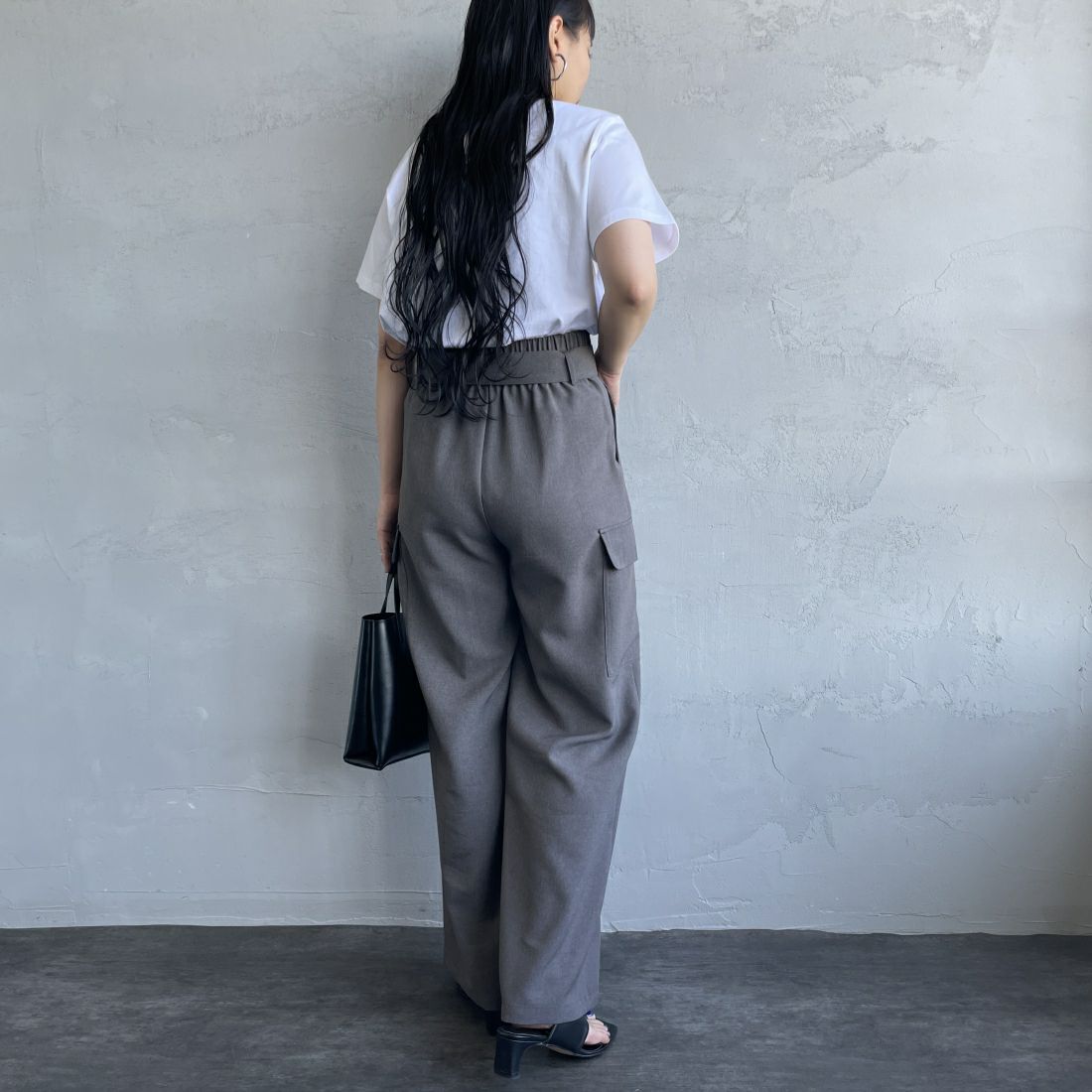 Jeans Factory Clothes [ジーンズファクトリークローズ] ベルト付き サイドカーゴポケットワイドパンツ [21241060] 003 ﾁｬｺｰﾙ &&モデル身長：156cm 着用サイズ：38&&