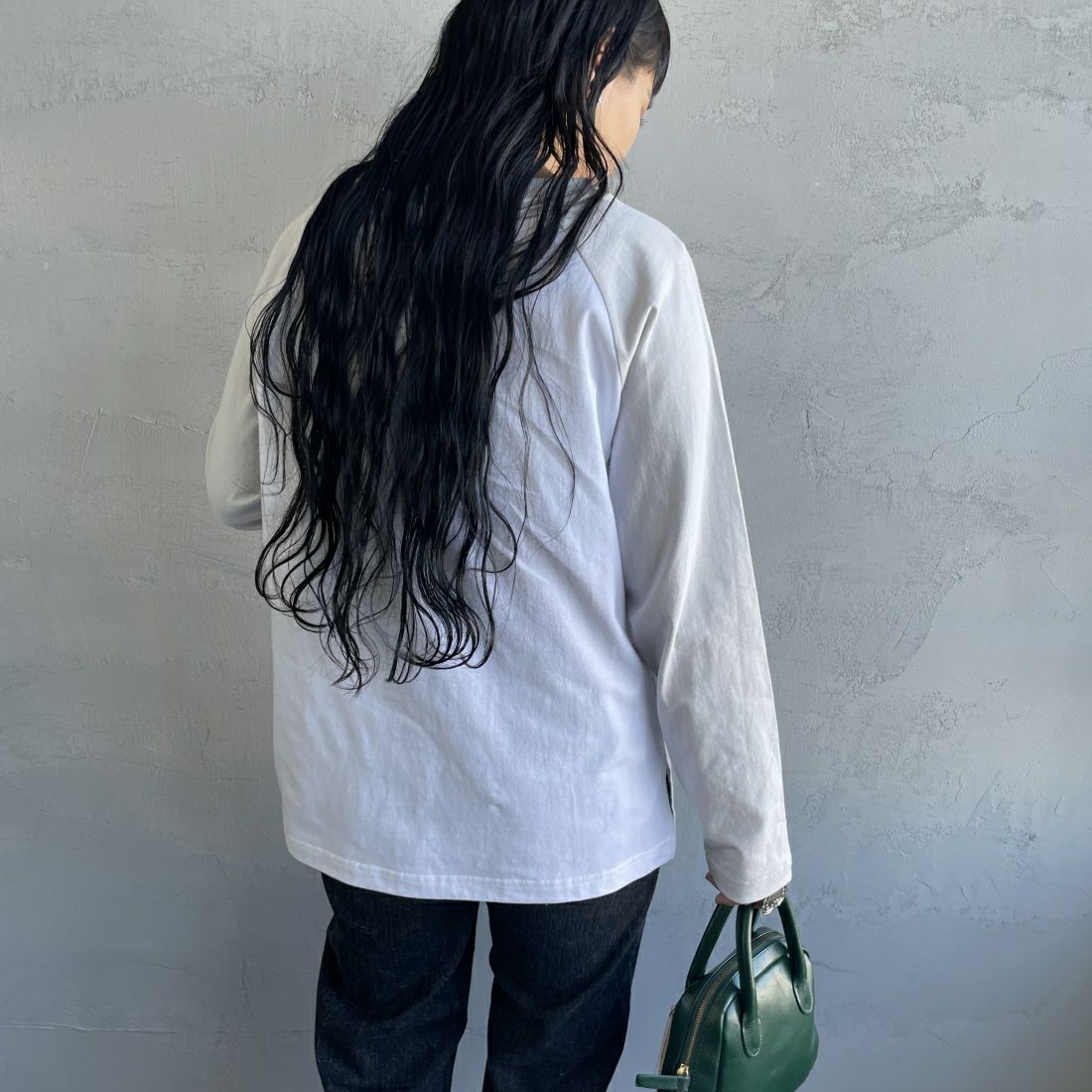 SCREEN STARS [スクリーンスターズ] 別注 ラグランロングスリーブTシャツ [2421-209IN-JF] GRAY &&モデル身長：156cm 着用サイズ：F&&
