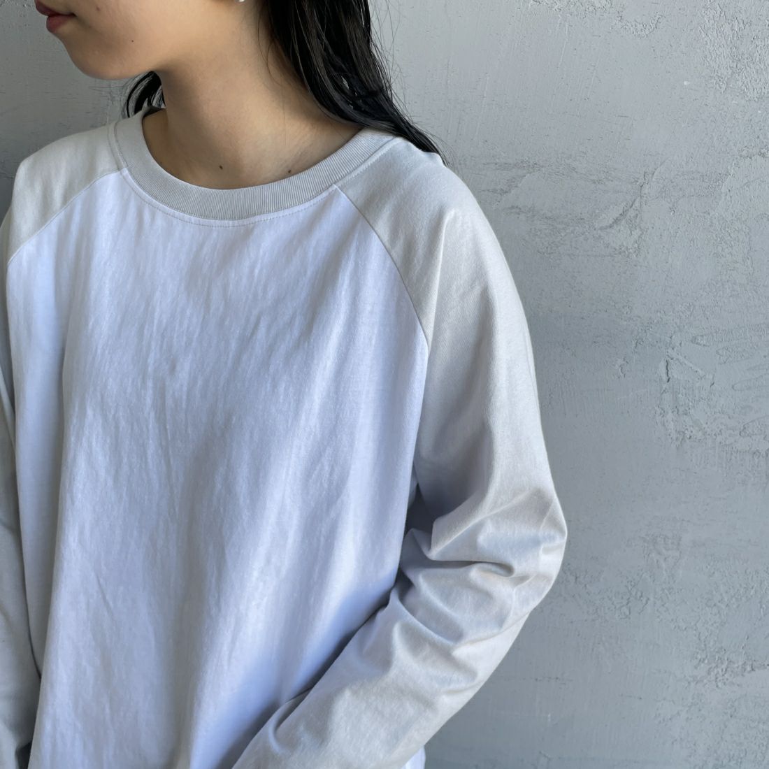 SCREEN STARS [スクリーンスターズ] 別注 ラグランロングスリーブTシャツ [2421-209IN-JF] GRAY &&モデル身長：156cm 着用サイズ：F&&