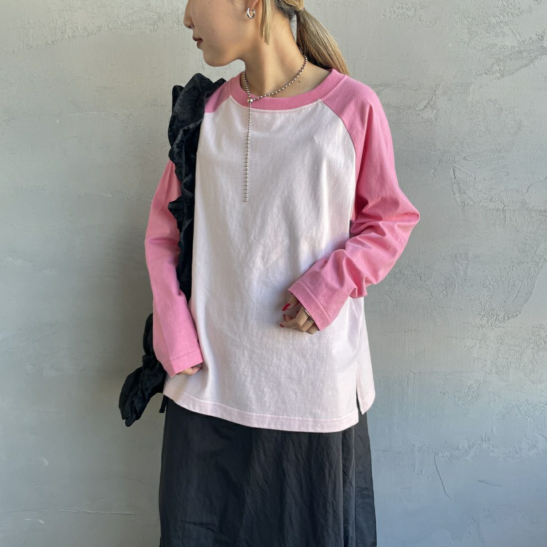 SCREEN STARS [スクリーンスターズ] 別注 ラグランロングスリーブTシャツ [2421-209IN-JF] PINK &&モデル身長：156cm 着用サイズ：F&&