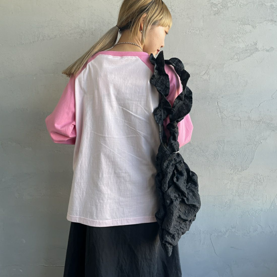 SCREEN STARS [スクリーンスターズ] 別注 ラグランロングスリーブTシャツ [2421-209IN-JF] PINK &&モデル身長：156cm 着用サイズ：F&&