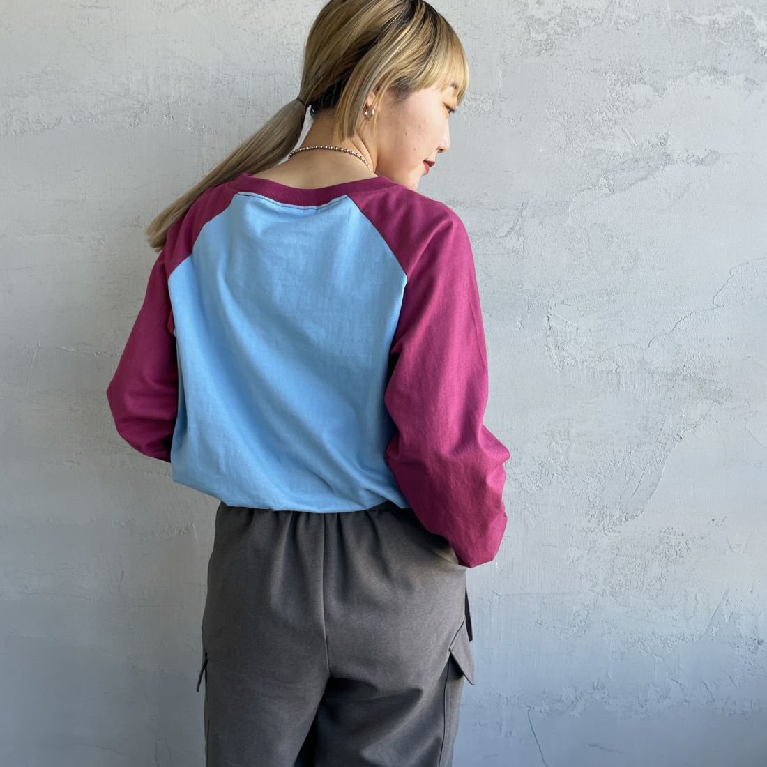 SCREEN STARS [スクリーンスターズ] 別注 ラグランロングスリーブTシャツ [2421-209IN-JF] WINE &&モデル身長：156cm 着用サイズ：F&&