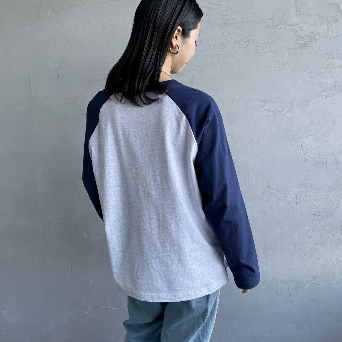 SCREEN STARS [スクリーンスターズ] 別注 ラグランロングスリーブTシャツ [2421-209IN-JF] NAVY &&モデル身長：163cm 着用サイズ：F&&