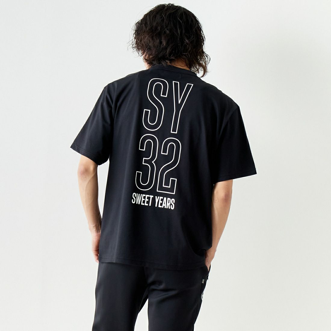 SY32 [エスワイサーティトゥ] ラインロゴ バックプリントTシャツ [14134] BLACK &&モデル身長：182cm 着用サイズ：XL&&