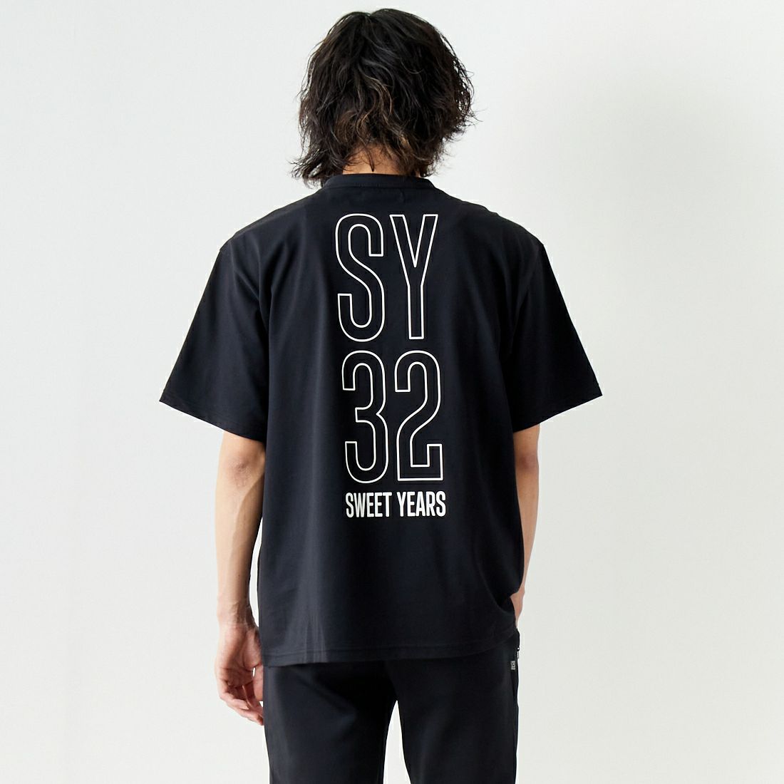 SY32 [エスワイサーティトゥ] ラインロゴ バックプリントTシャツ [14134] BLACK &&モデル身長：182cm 着用サイズ：XL&&