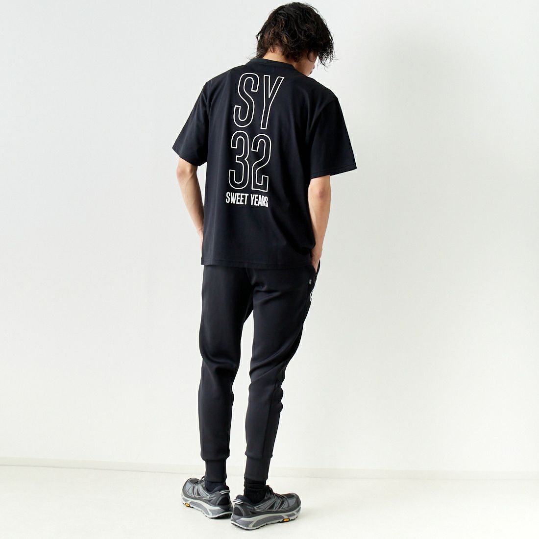 SY32 [エスワイサーティトゥ] ラインロゴ バックプリントTシャツ [14134] BLACK &&モデル身長：182cm 着用サイズ：XL&&