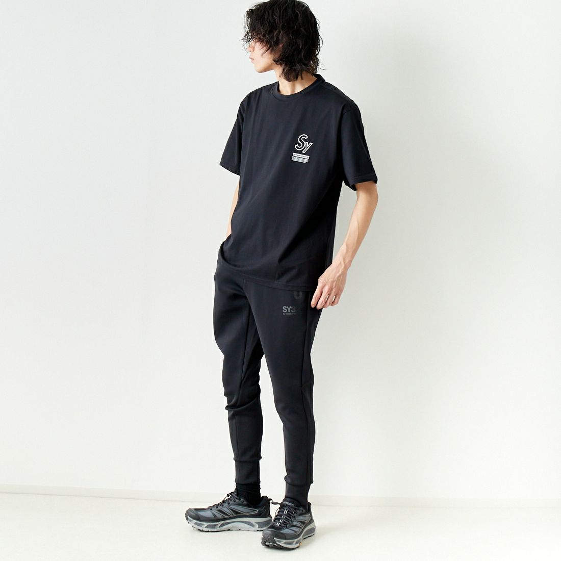 SY32 [エスワイサーティトゥ] ラインロゴ バックプリントTシャツ [14134] BLACK &&モデル身長：182cm 着用サイズ：XL&&