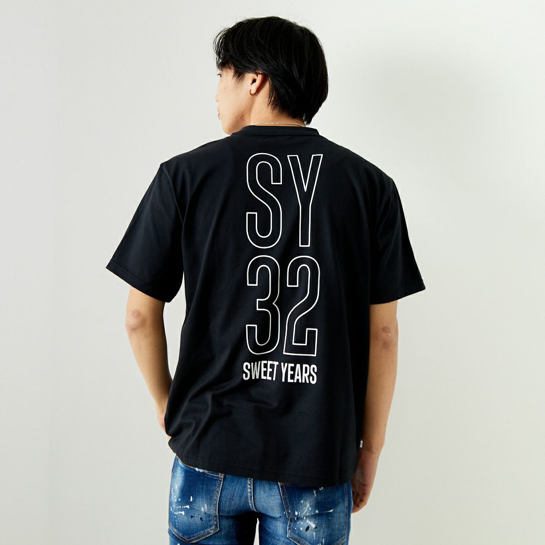 SY32 [エスワイサーティトゥ] ラインロゴ バックプリントTシャツ [14134] BLACK &&モデル身長：179cm 着用サイズ：L&&