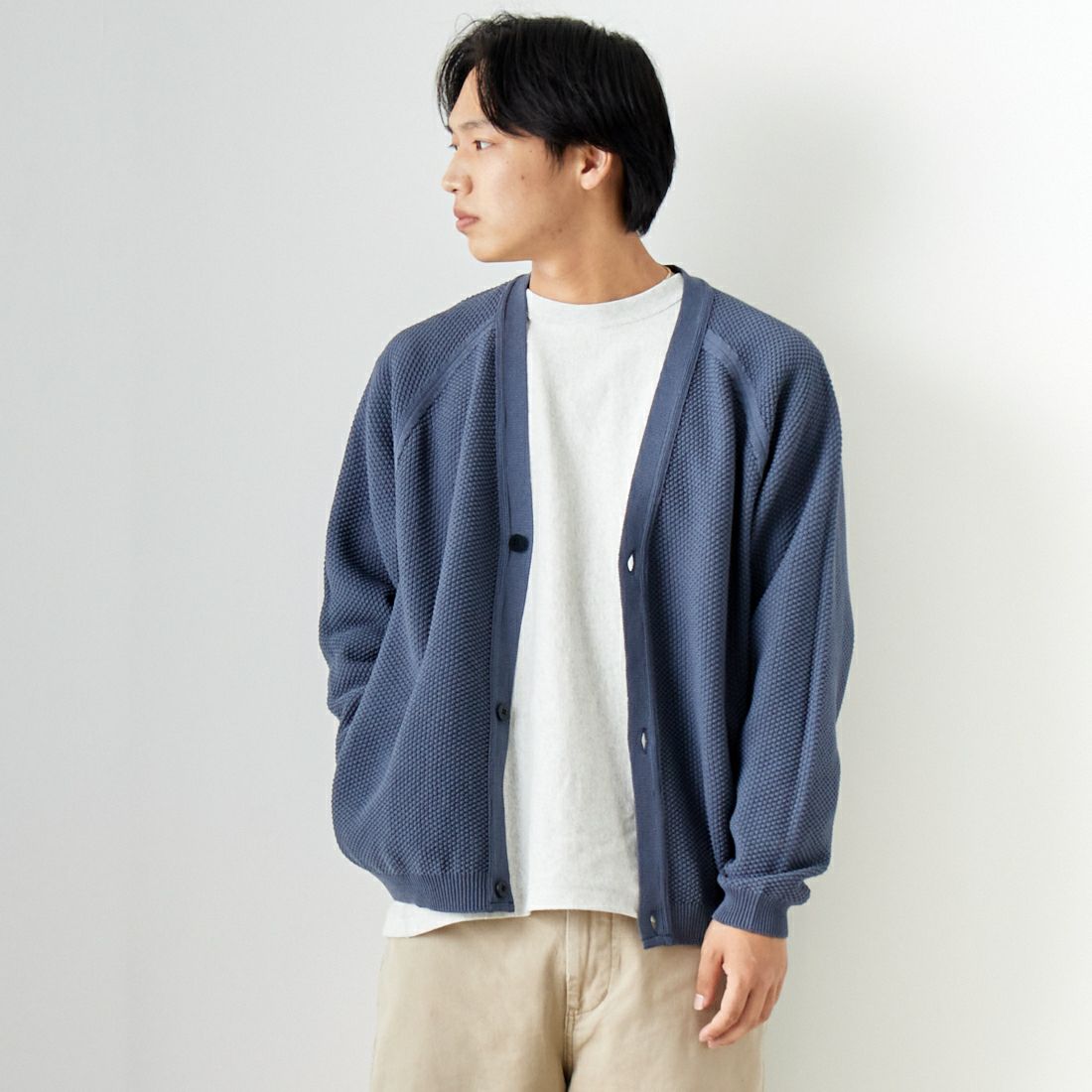 STILL BY HAND [スティルバイハンド] コットンカーディガン [KN03241] SLATE BLUE &&モデル身長：179cm 着用サイズ：48&&