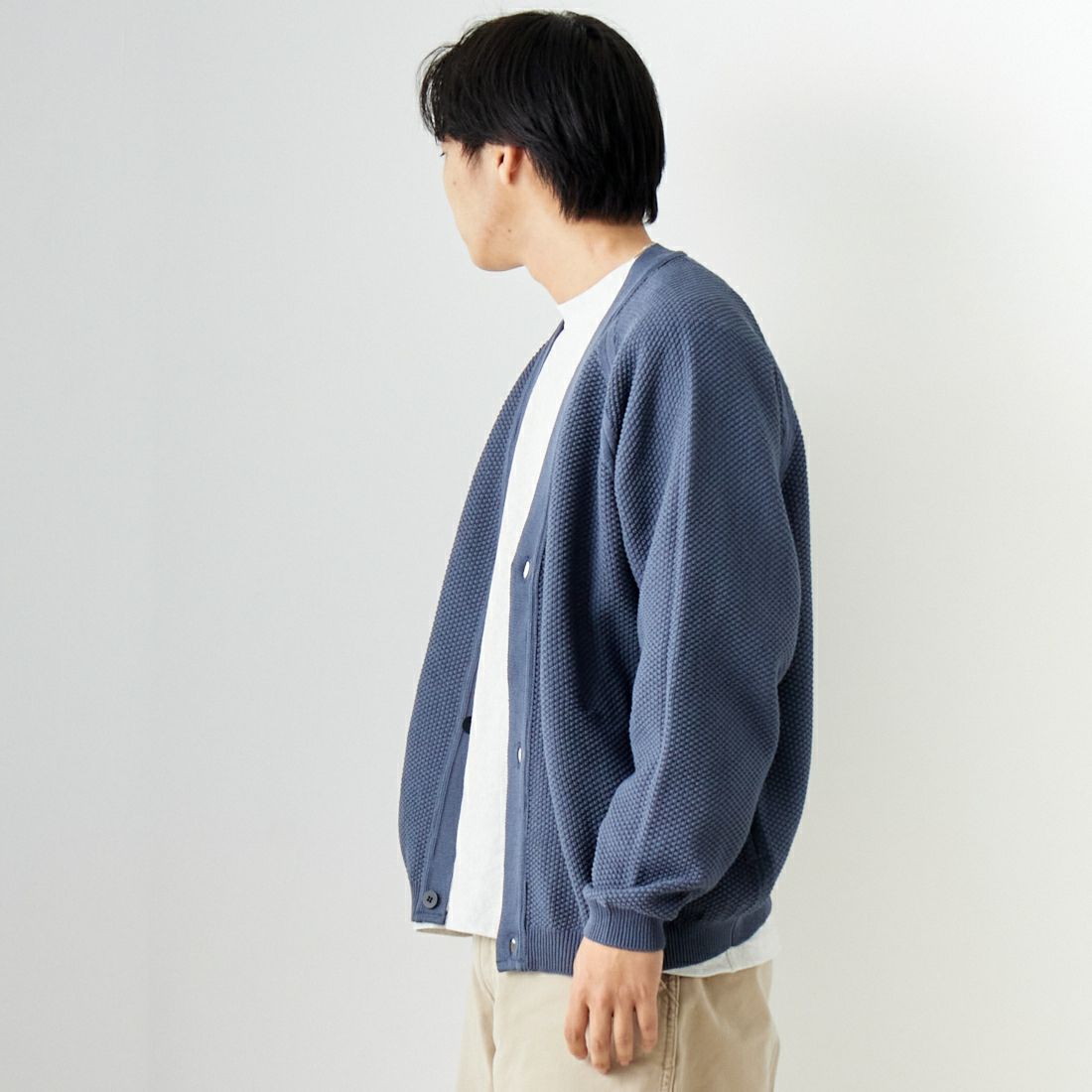 STILL BY HAND [スティルバイハンド] コットンカーディガン [KN03241] SLATE BLUE &&モデル身長：179cm 着用サイズ：48&&