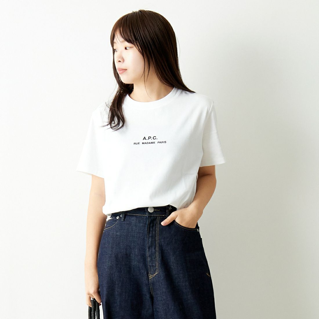 A.P.C. [アー・ペー・セー] RUE MADAMEプリントTシャツ [PETITE-RUE-MADAME] 90 BLANC &&モデル身長：167cm 着用サイズ：XS&&
