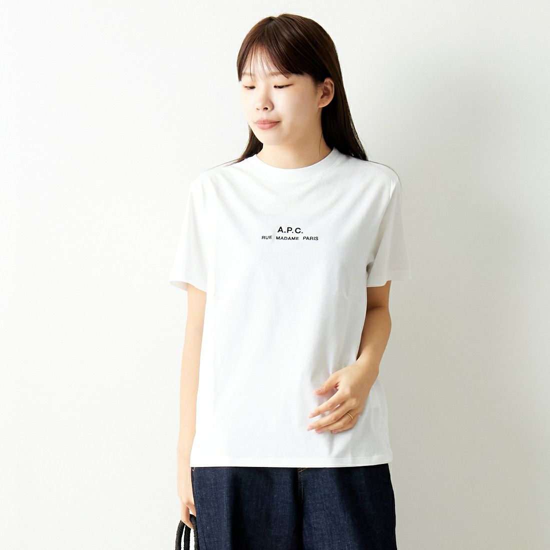 A.P.C. [アー・ペー・セー] RUE MADAMEプリントTシャツ [PETITE-RUE-MADAME] 90 BLANC &&モデル身長：167cm 着用サイズ：XS&&