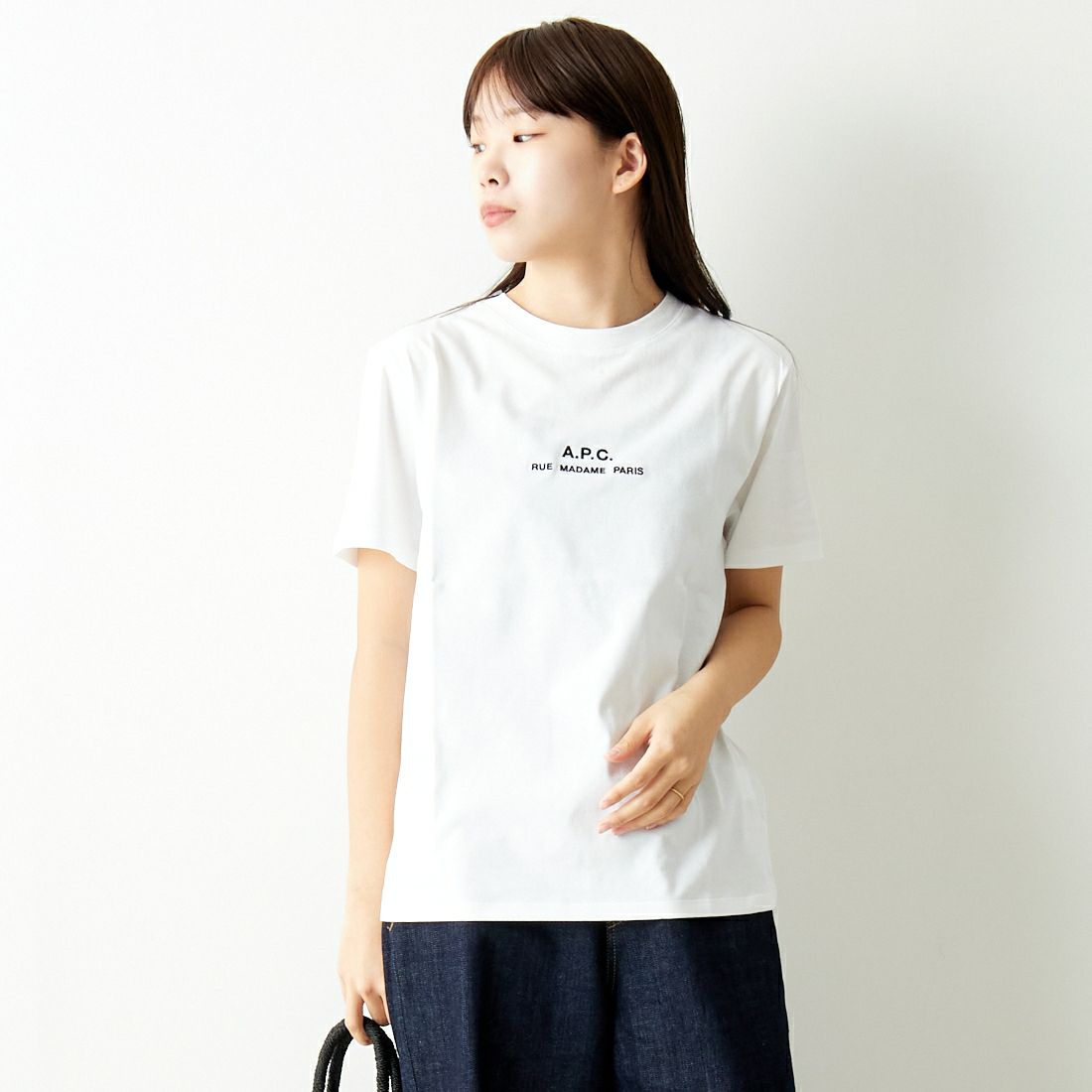A.P.C. [アー・ペー・セー] RUE MADAMEプリントTシャツ [PETITE-RUE-MADAME] 90 BLANC &&モデル身長：167cm 着用サイズ：XS&&