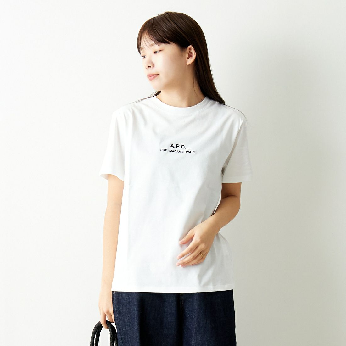 A.P.C. [アー・ペー・セー] RUE MADAMEプリントTシャツ [PETITE-RUE-MADAME] 90 BLANC &&モデル身長：167cm 着用サイズ：XS&&