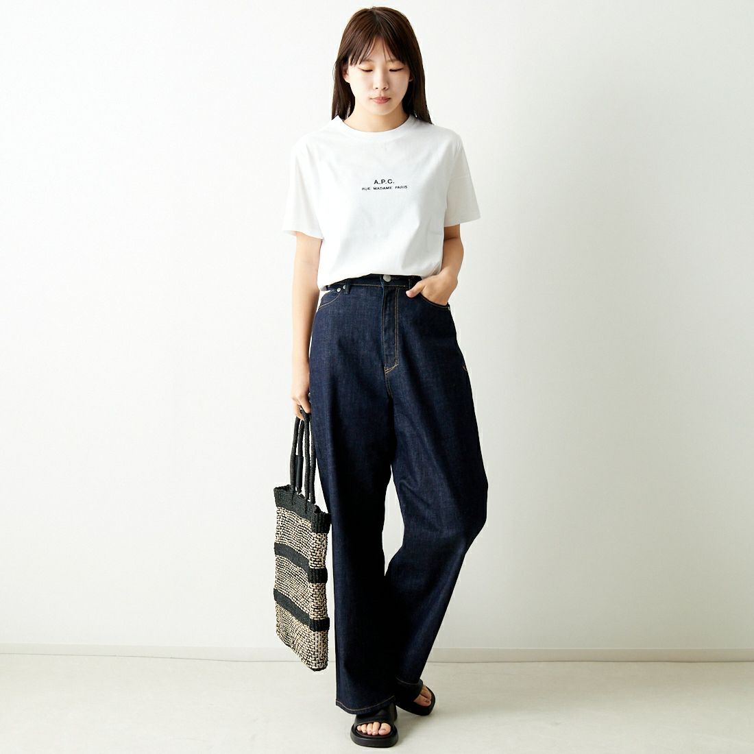 A.P.C. [アー・ペー・セー] RUE MADAMEプリントTシャツ [PETITE-RUE-MADAME] 90 BLANC &&モデル身長：167cm 着用サイズ：XS&&