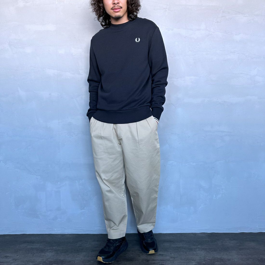 FRED PERRY [フレッドペリー] ワンポイント刺繍 クルーネックスウェット [M7535] 184 BLACK &&モデル身長：173cm 着用サイズ：M&&