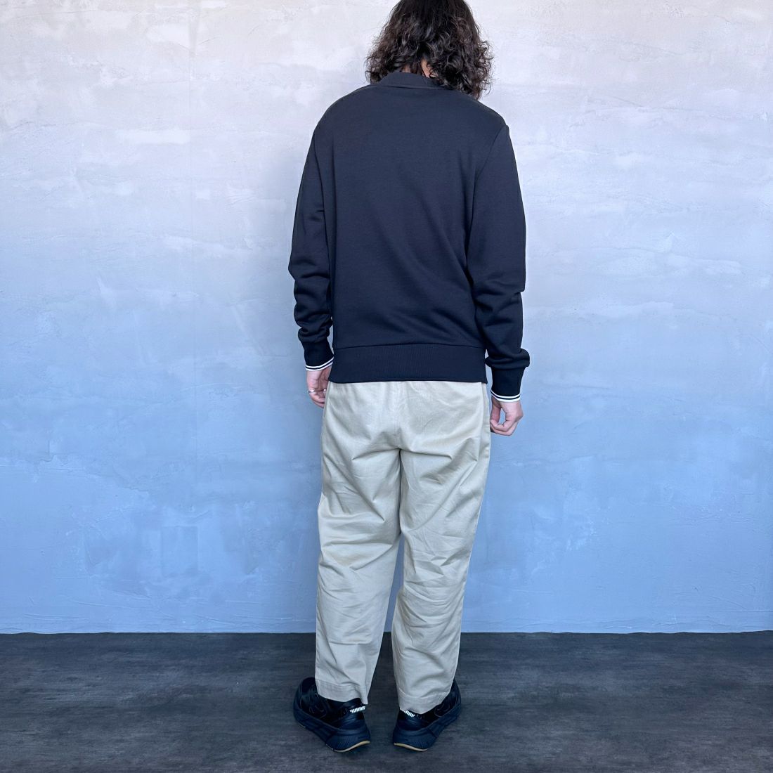 FRED PERRY [フレッドペリー] ワンポイント刺繍 クルーネックスウェット [M7535] 184 BLACK &&モデル身長：173cm 着用サイズ：M&&