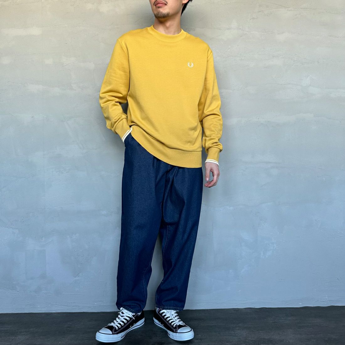 FRED PERRY [フレッドペリー] ワンポイント刺繍 クルーネックスウェット [M7535] W48 HONEYC &&モデル身長：168cm 着用サイズ：M&&