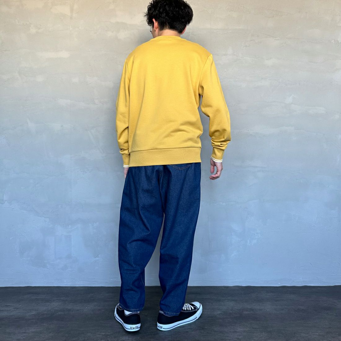 FRED PERRY [フレッドペリー] ワンポイント刺繍 クルーネックスウェット [M7535] W48 HONEYC &&モデル身長：168cm 着用サイズ：M&&