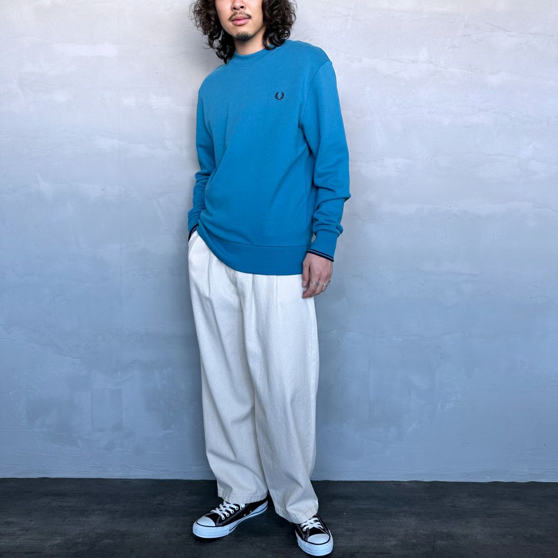 FRED PERRY [フレッドペリー] ワンポイント刺繍 クルーネックスウェット [M7535] V35 RUNAWA &&モデル身長：173cm 着用サイズ：M&&