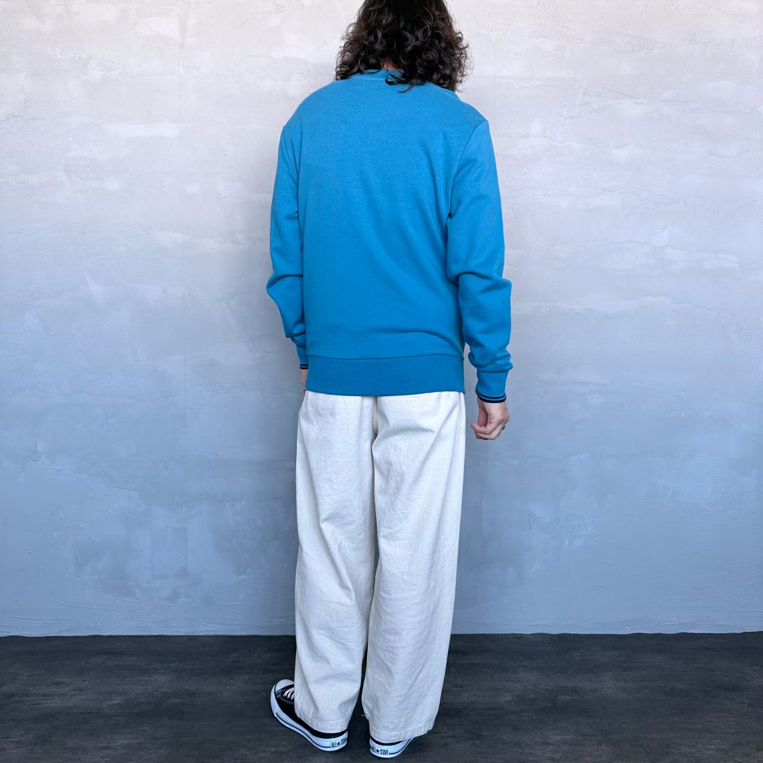 FRED PERRY [フレッドペリー] ワンポイント刺繍 クルーネックスウェット [M7535] V35 RUNAWA &&モデル身長：173cm 着用サイズ：M&&