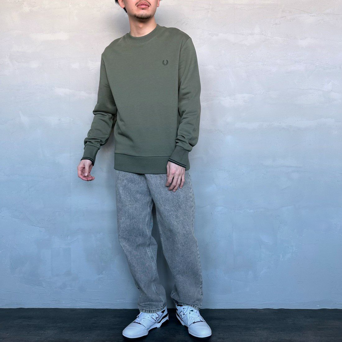 FRED PERRY [フレッドペリー] ワンポイント刺繍 クルーネックスウェット [M7535] W49 LAUREL &&モデル身長：168cm 着用サイズ：M&&
