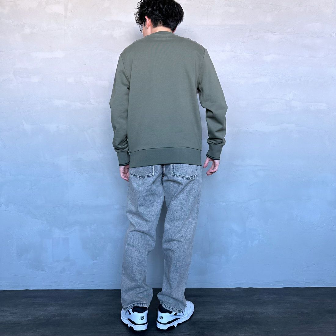FRED PERRY [フレッドペリー] ワンポイント刺繍 クルーネックスウェット [M7535] W49 LAUREL &&モデル身長：168cm 着用サイズ：M&&