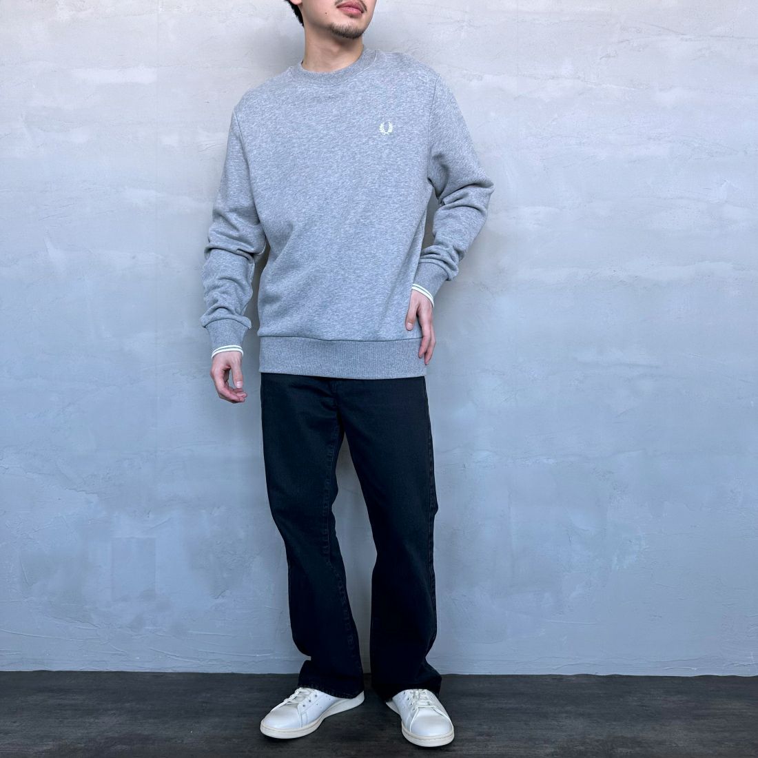 FRED PERRY [フレッドペリー] ワンポイント刺繍 クルーネックスウェット [M7535] 420 STEEL &&モデル身長：168cm 着用サイズ：M&&